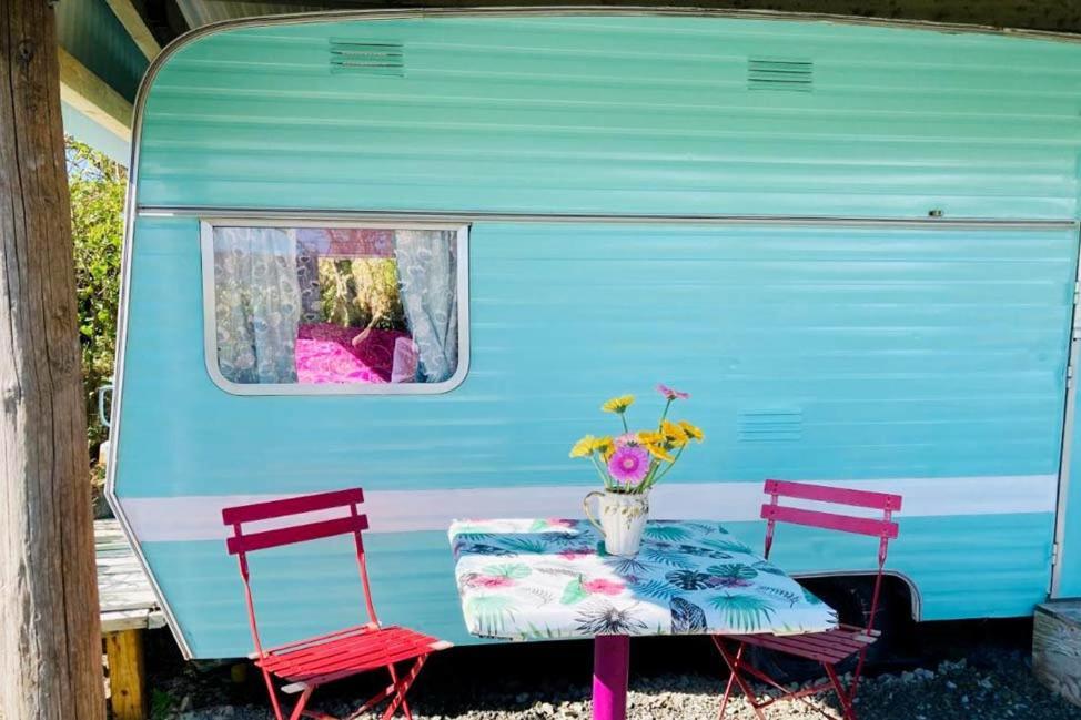 Retro Caravans At Valentia Island Escape Hotel Chapeltown Eksteriør billede